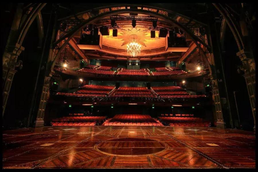 从舞台内部俯瞰了科伦剧院. 贝博体彩app、加利福尼亚.