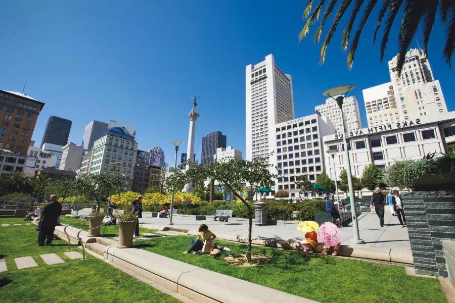 晴朗的一天人们坐在联合广场上享受着一个公园. 贝博体彩app、加利福尼亚.